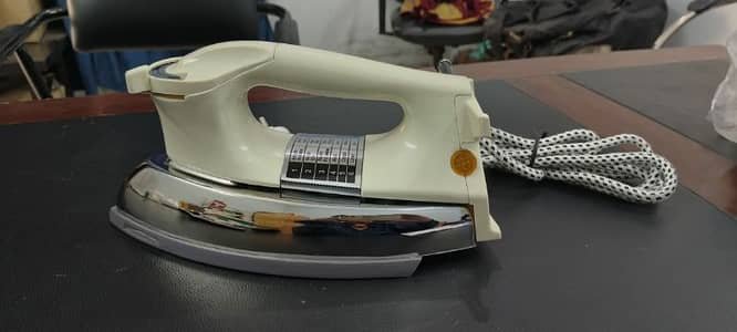 badin ma home appliance stores k liy sale man aur staf chaya